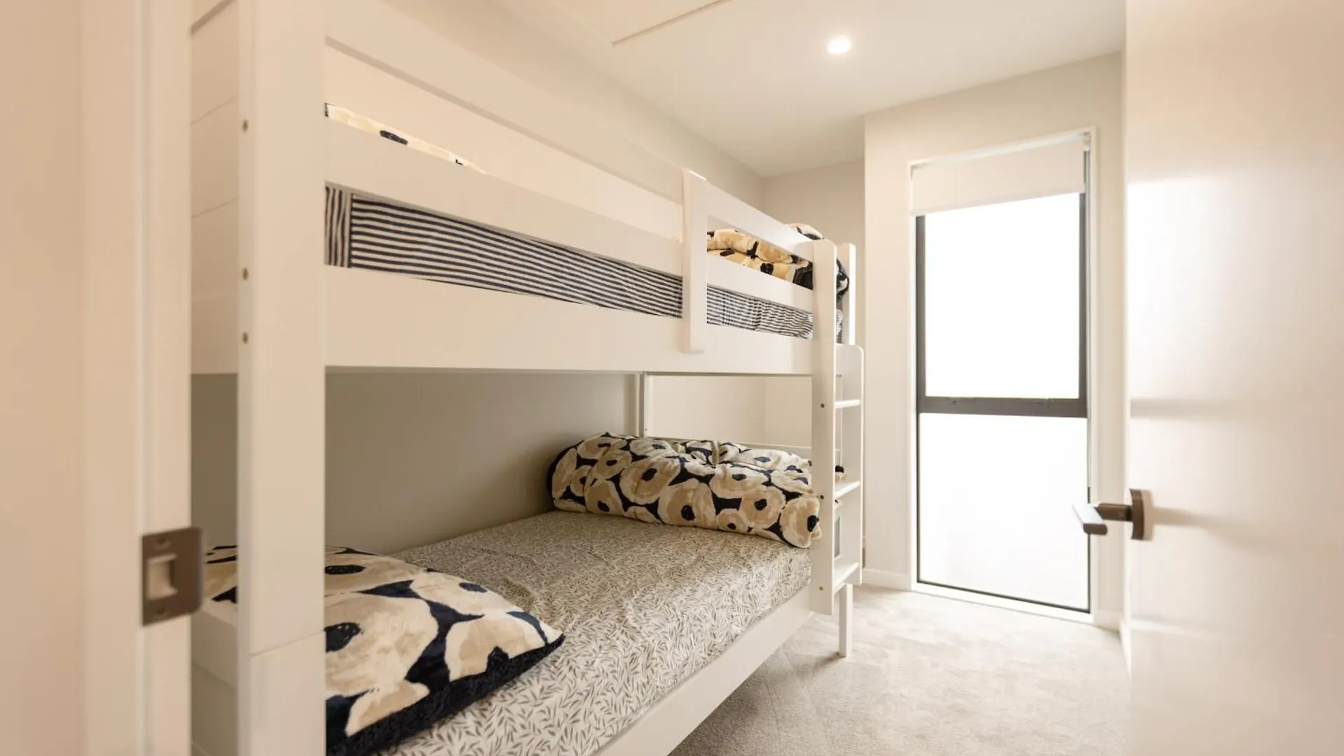 Brand New 3Br Home With Parking Christchurch Apartment